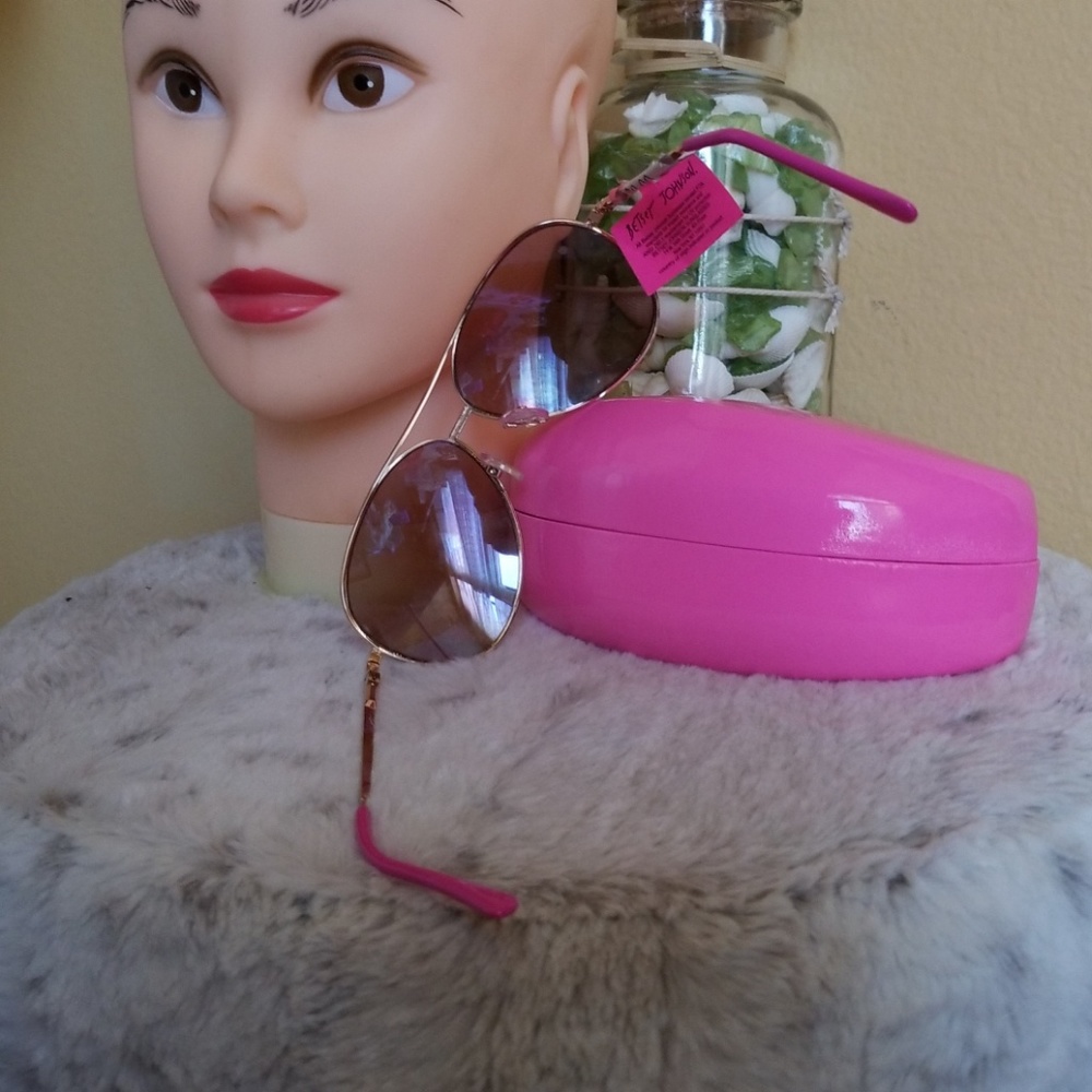 SOLD. Betsey Johnson sunglasses - Picture 4 of 4